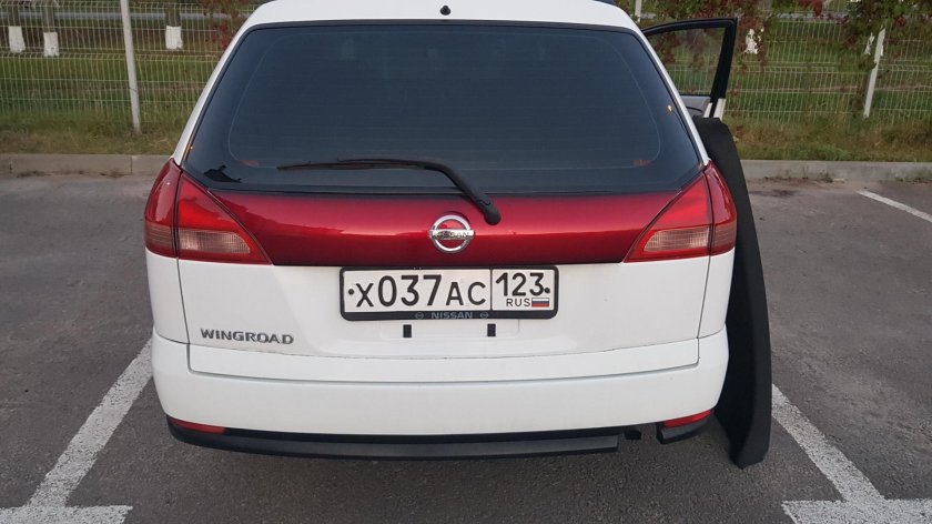 Nissan Wingroad сзади