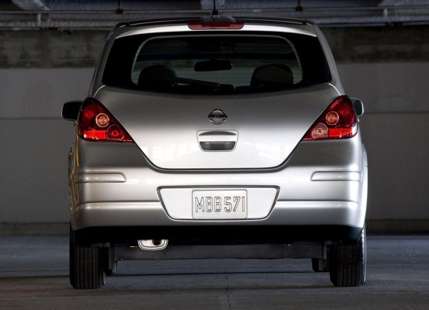 Nissan Tiida сзади