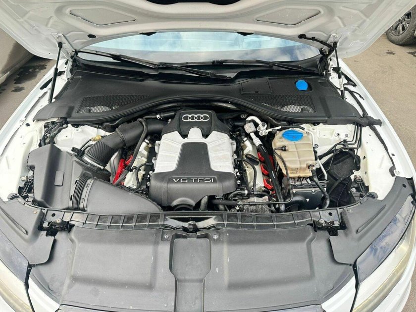 Белая ауди а 7