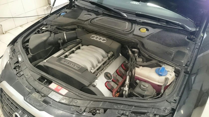 Ауди а8 д3 под капотка