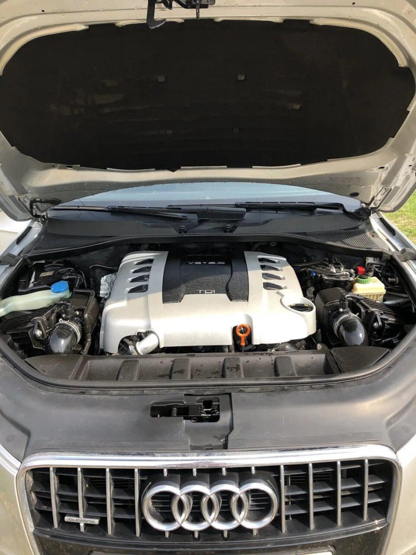 Открытый капот Audi q7 4l