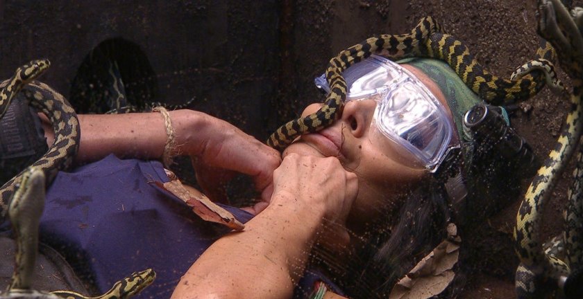 Девушка со змеей