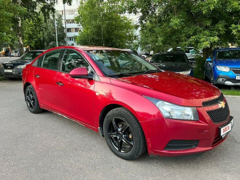 Красный шевроле круз