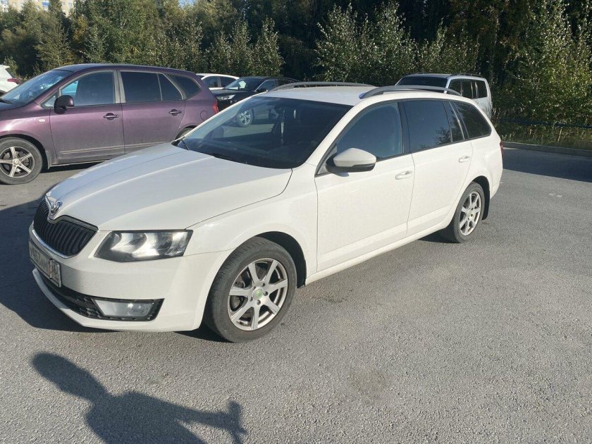 Шкода Октавия универсал белый
