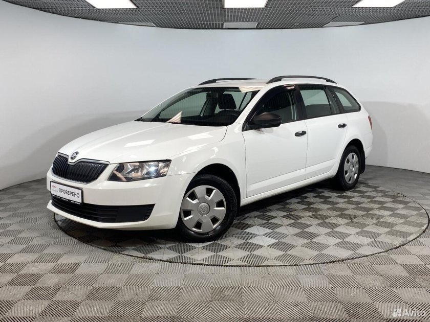 Шкода Октавия белая