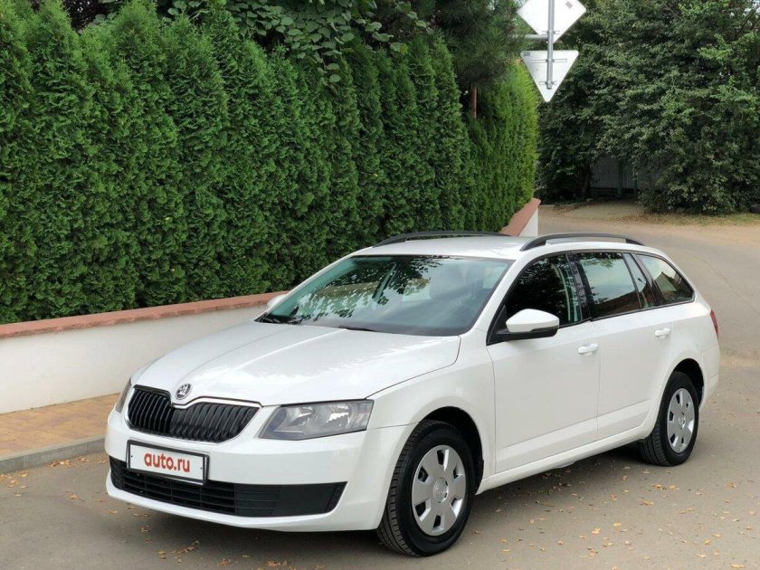 Шкода Октавия универсал белый