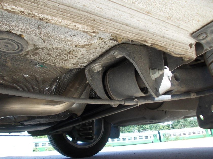 VW Polo sedan 2012 снизу