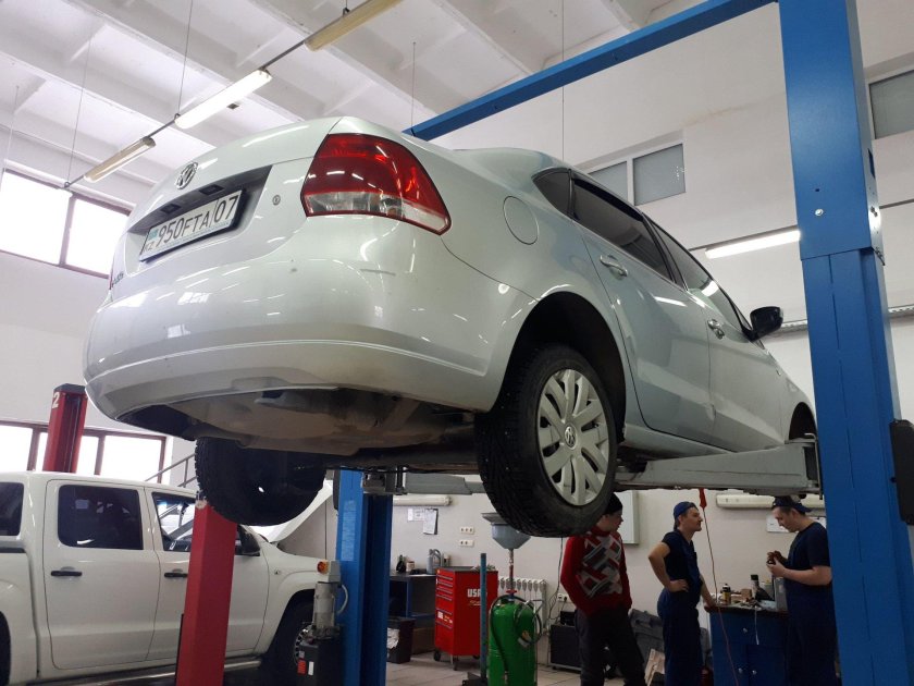 Volkswagen Polo на подъемнике