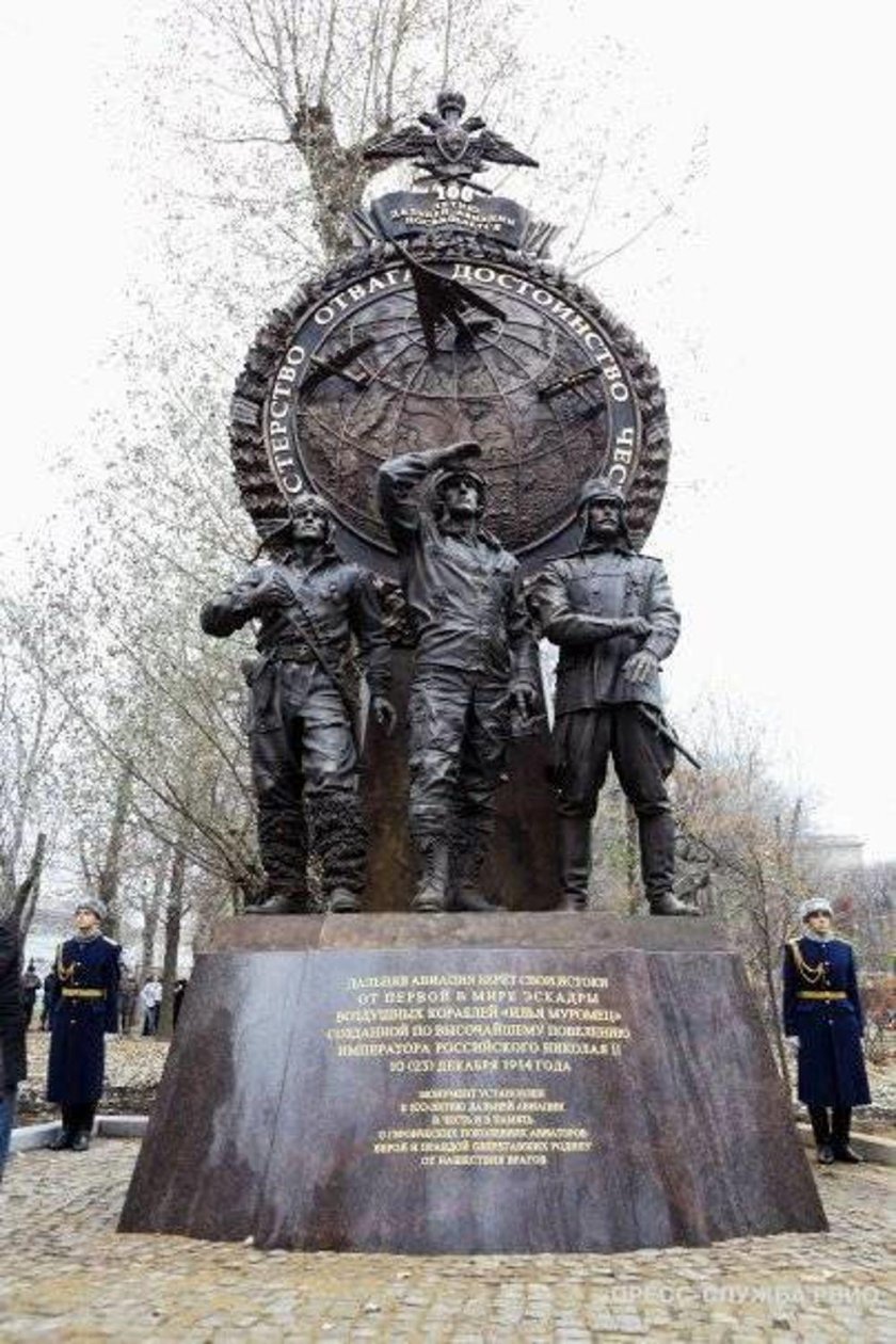 Памятник летчикам дальней авиации в Москве
