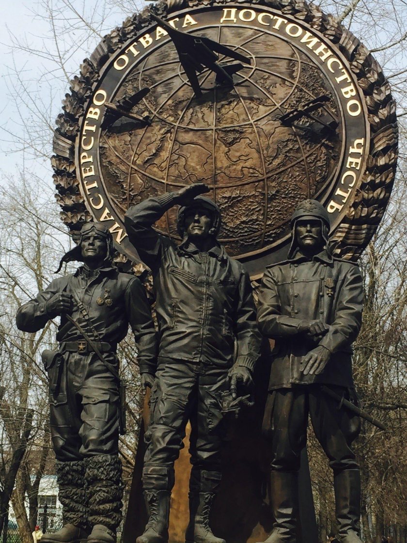 Памятник летчикам дальней авиации в Москве
