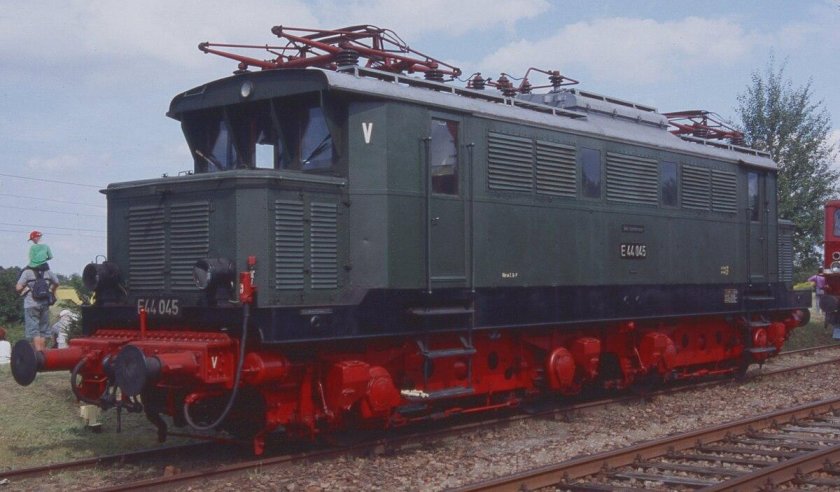 Электровоз е44