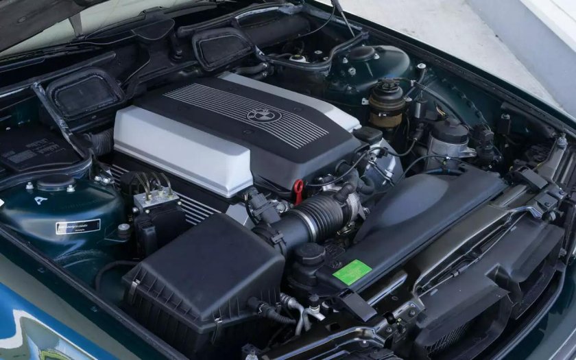 Подкапотка БМВ 740