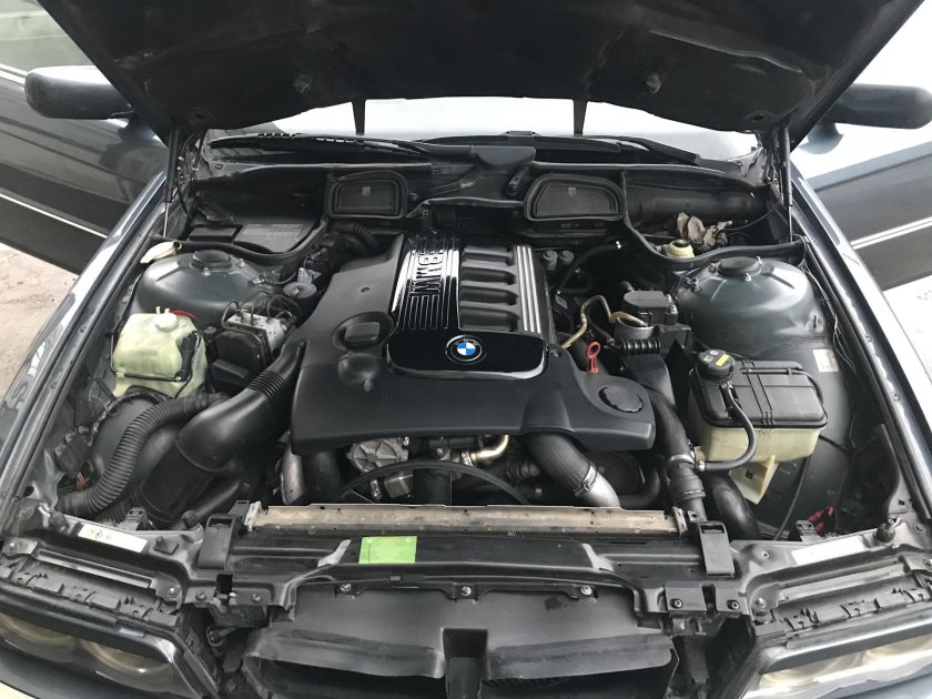 Подкапотка БМВ е38