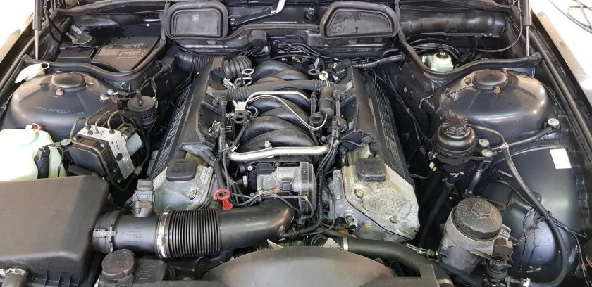 Подкапотное пространство Мерседес 124