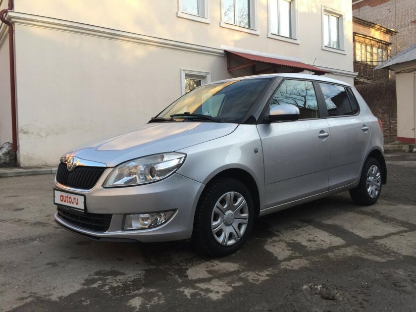 Шкода Фабия серебристая