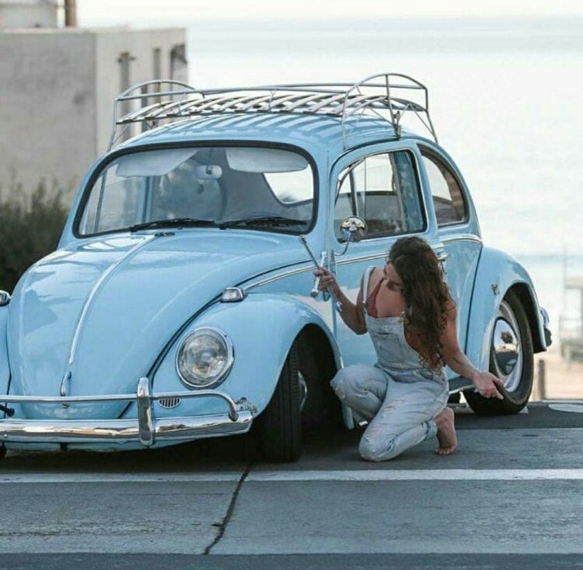 Фольксваген Битл девушка