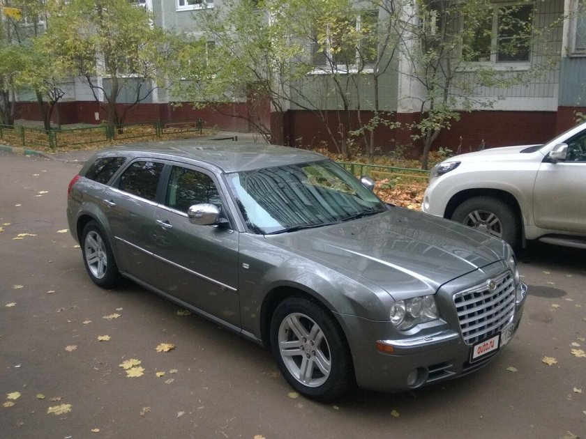 Крайслер 300 с в сером цвете универсал