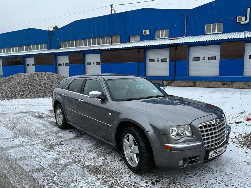 Крайслер 300 с в сером цвете универсал