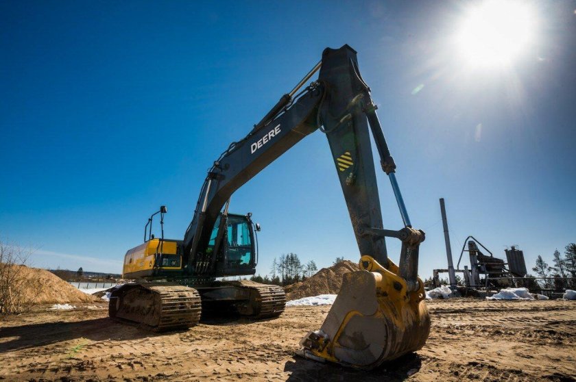 Экскаватор John Deere e210