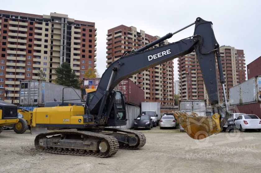 Экскаватор John Deere e210
