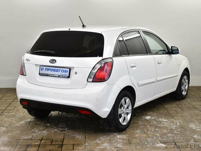 Белая киа рио