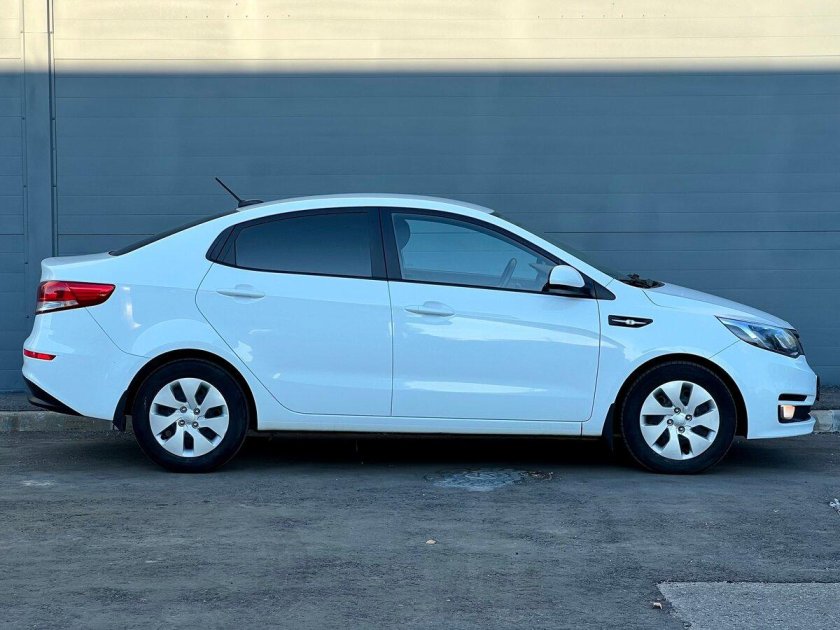 Белая киа рио