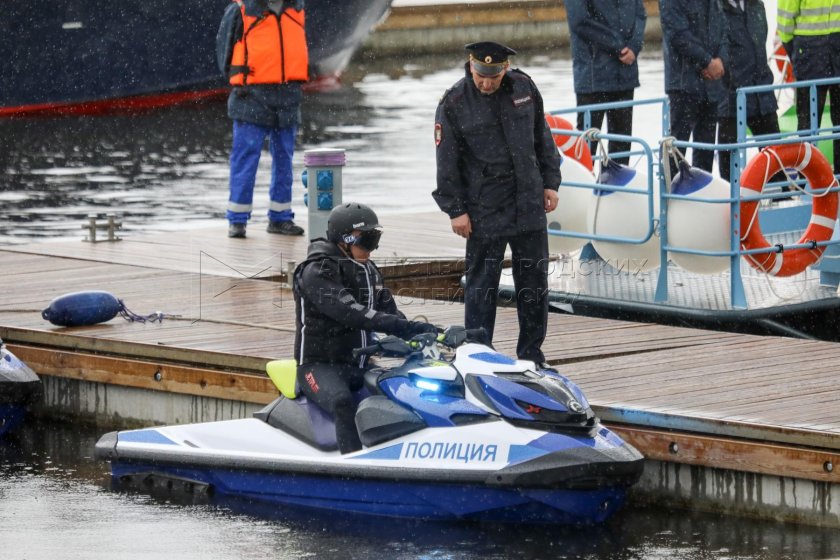 Полиция на гидроциклах