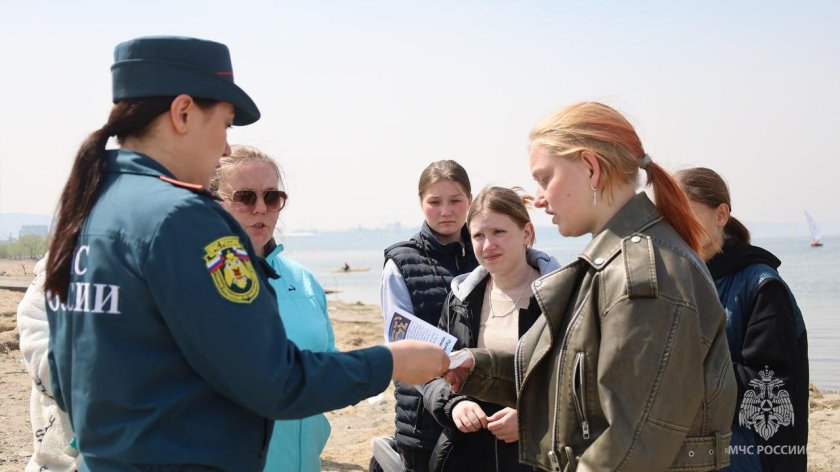 Сотрудники мчс