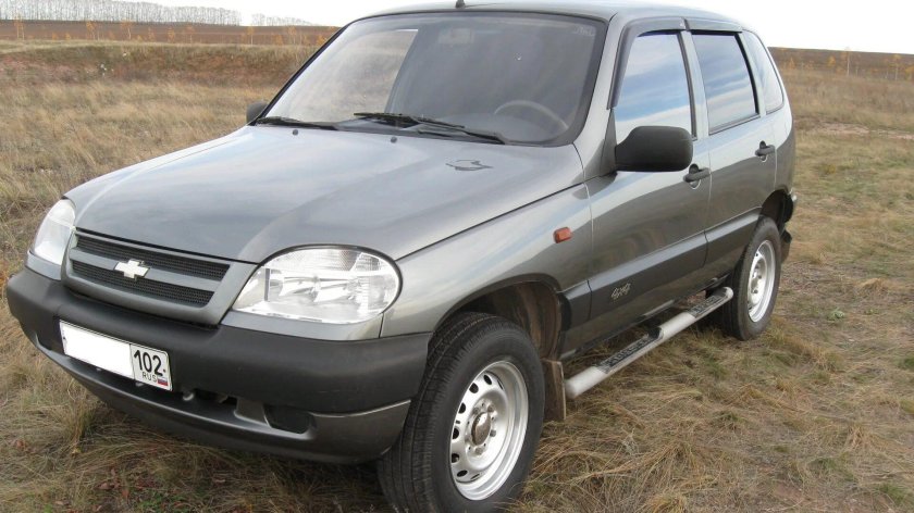 Нива Шевроле серая