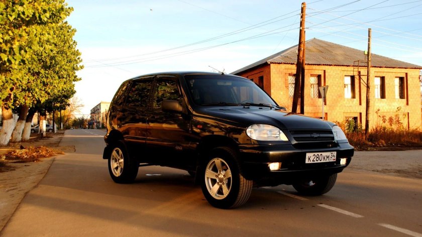 Шевроле Нива чёрная