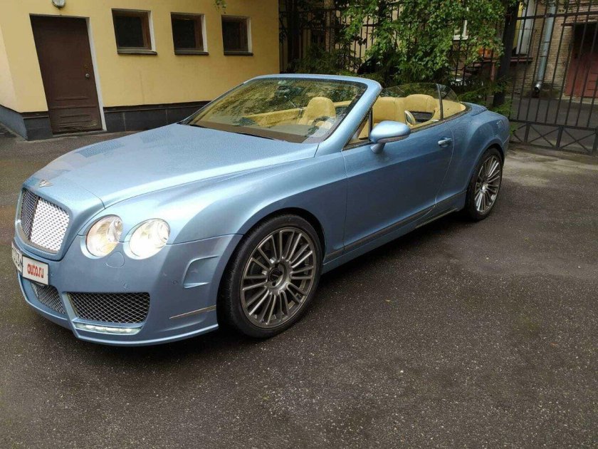 Голубой Бентли в Санкт-Петербурге