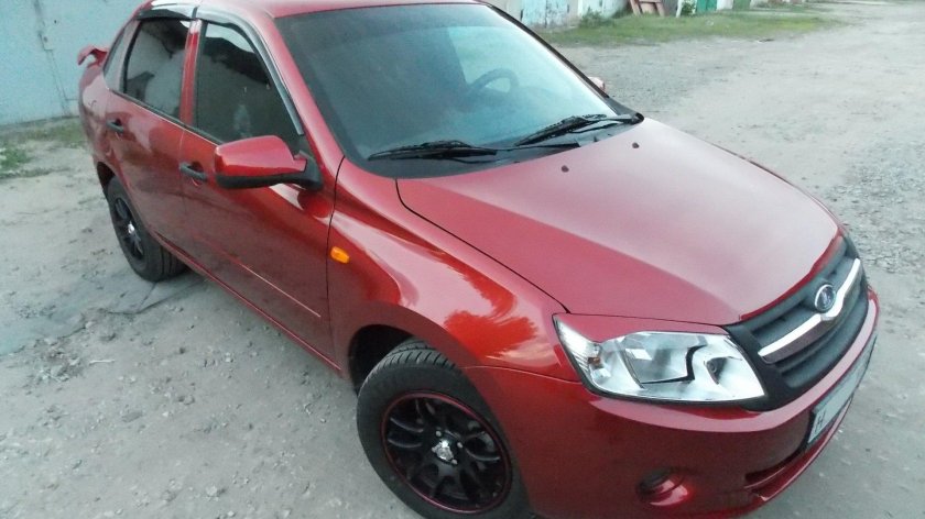 Лада Гранта красная