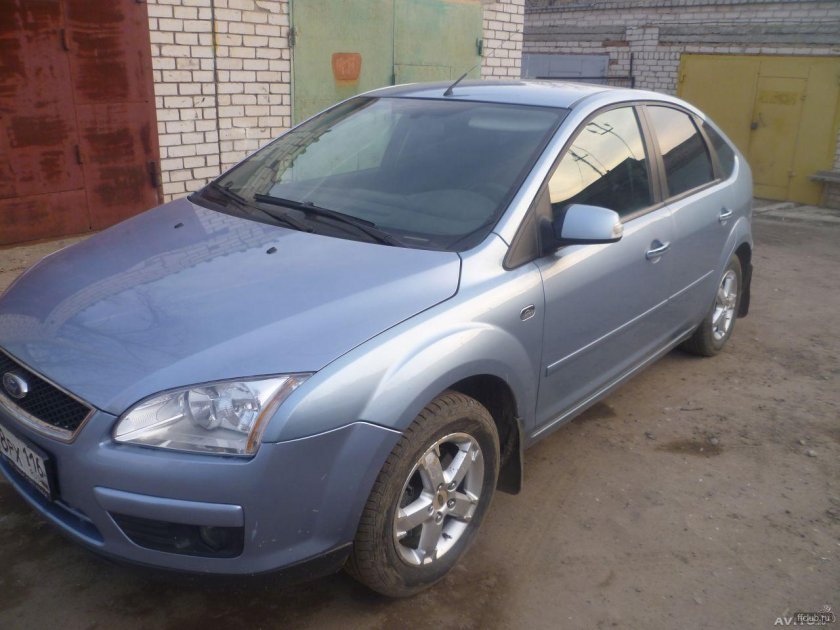 Серо-голубой Ford Focus 2