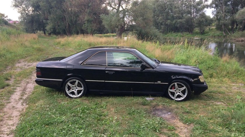 124 Мерседес купе черный