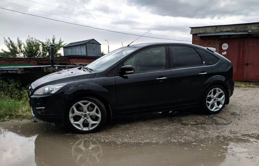 Форд фокус 2 Рестайлинг хэтчбек черный на 17 дисках