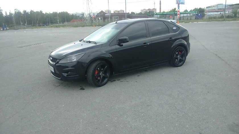 Форд фокус 2 хэтчбек черный на дисках