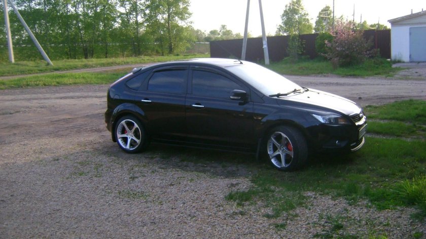 Форд фокус 2 хэтчбек черный на дисках