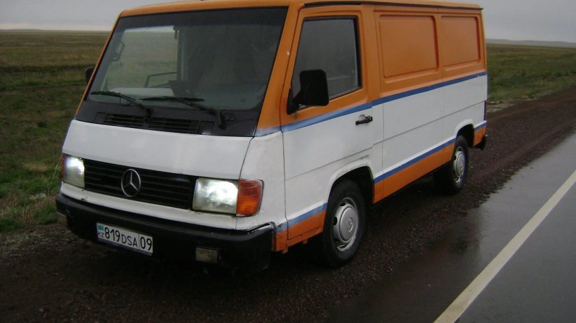 Mercedes-Benz mb100