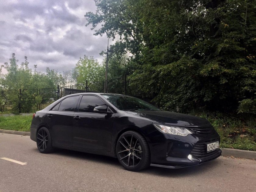 Черная Toyota Camry 50
