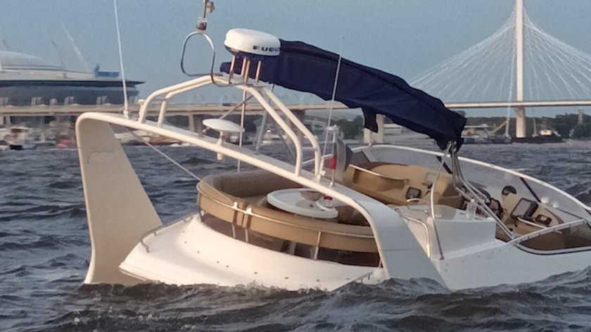 Катер тонет