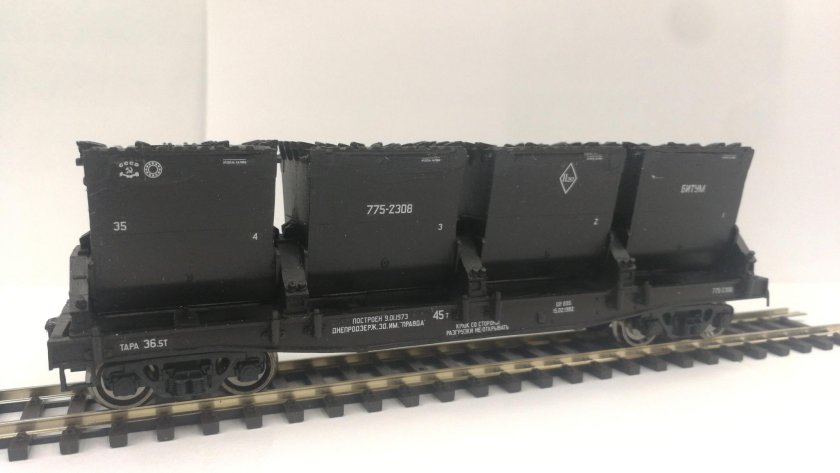 4-осный бункерный вагон для нефтебитума модель 17-494