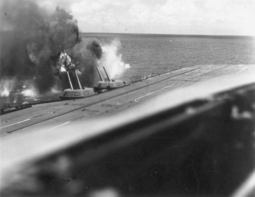 Атака камикадзе на авианосец