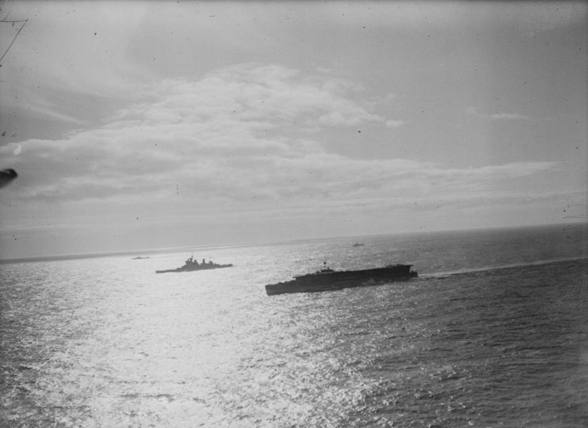 Тонущий авианосец HMS courageous