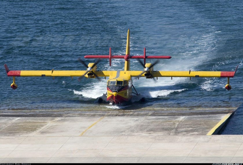 Самолету-амфибии Canadair CL-215