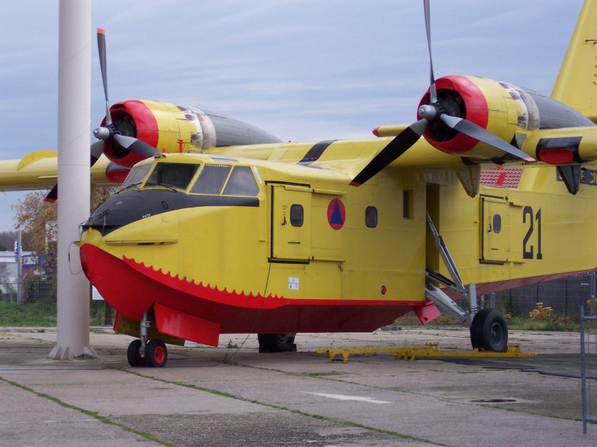 Канадэр CL-215