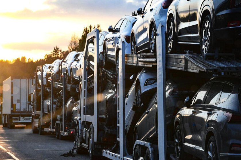 Автовоз с машинами