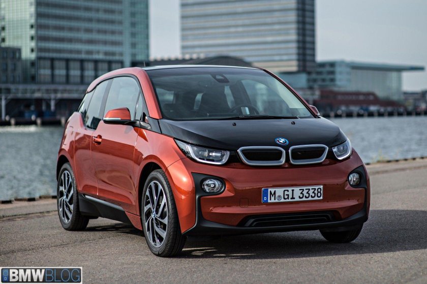 BMW i3 красная