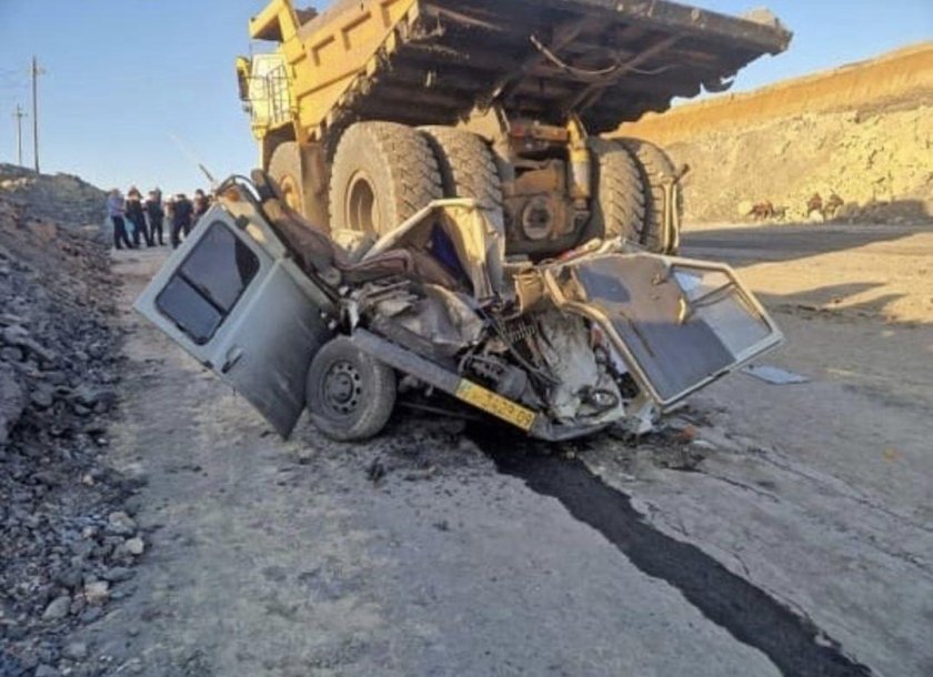 Белаз раздавил уазик