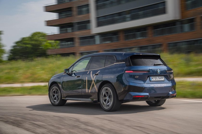 IX BMW электрокроссовер