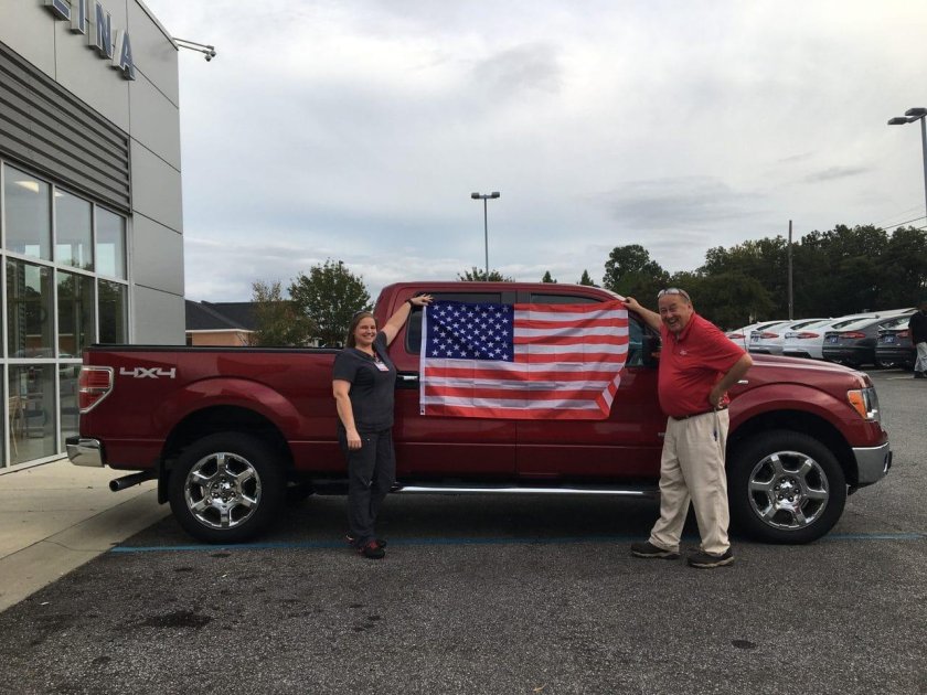 Продавец автомобилей США